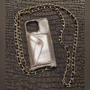 Gia Chrome
CROSSBODY PHONE CASE IN CHROME GOLD/GOLD IPHONE 15 PRO MAX